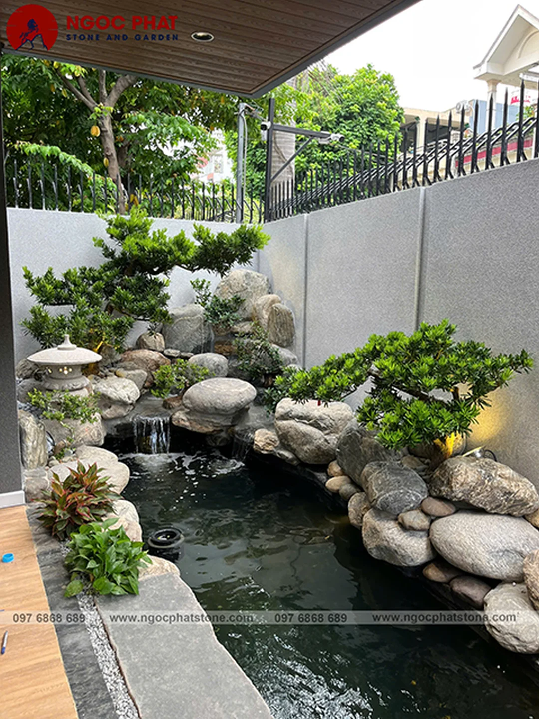 bể cá koi kính trong nhà với thiết kế hiện đại