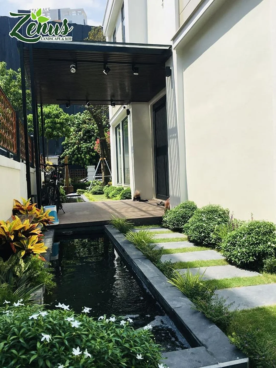bể cá koi ngoài trời hoàn thiện với tiểu cảnh sân vườn